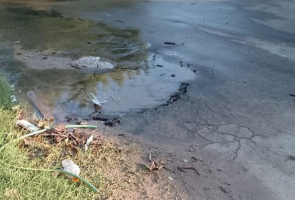 Denuncian caños de agua rotos en 518 y 11 que provocaron el hundimiento del pavimento
