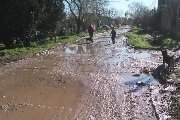 "Es un barrial, todos terminamos enchastrados": el reclamo de vecinos de Melchor Romero por calles intransitables