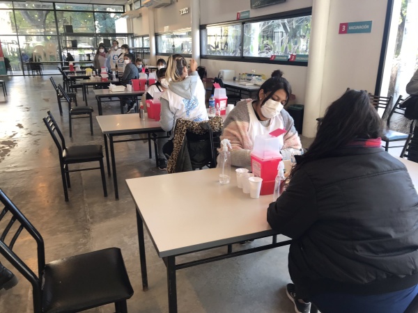 Estos son los 14 lugares de La Plata dónde pueden vacunarse las personas mayores de 45 años sin turno previo