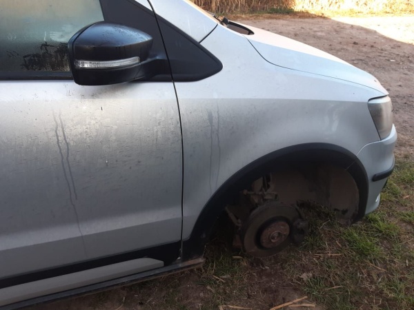 Insólito robo en City Bell: dejaron el auto un rato y les sacaron una rueda