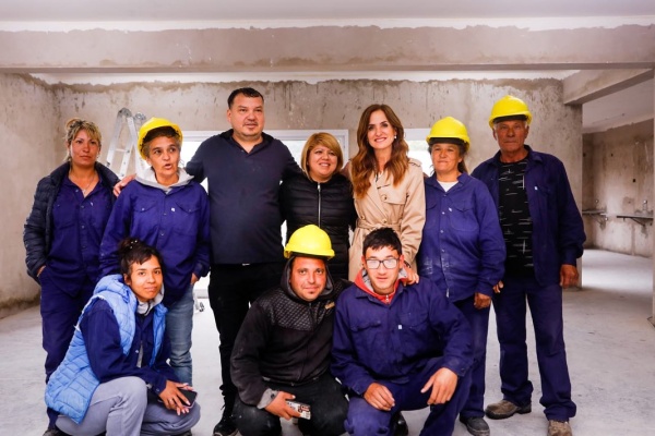 Tolosa Paz recorrió avances de obras en el barrio Padre Cajade de La Plata, dialogó con trabajadores y visitó vecinos