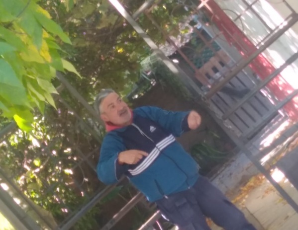 Un "monstruo" vive al lado de una escuela platense: le enseña sus partes íntimas a nenes y madres, y estalló un escándalo