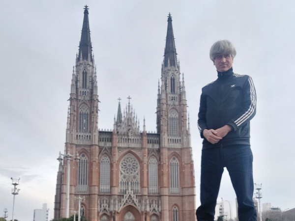 "Ni en Nueva York ni en Londres": pasó la noche en un bar de La Plata y un detalle lo sorprendió