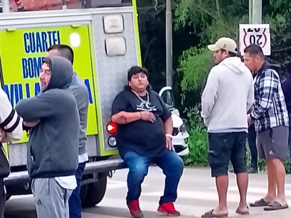 Un conductor alcoholizado volcó en La Plata y complicó el tránsito: “tenía tres packs de cerveza”