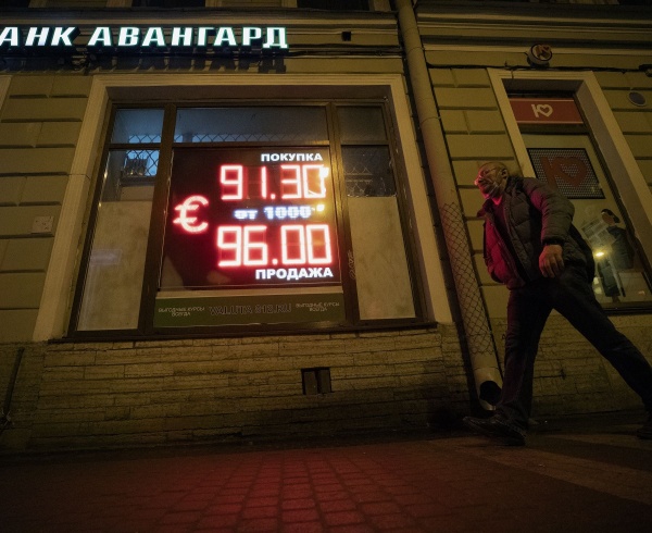 Se devaluó un 30% la moneda rusa y es la caída más grande desde 1993