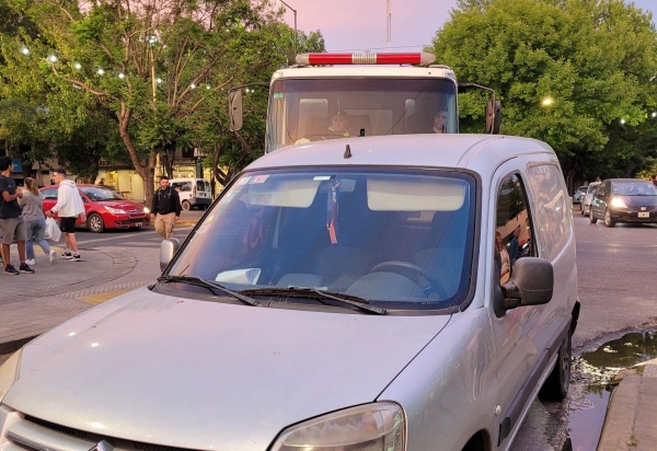 Estalló una vecina de Los Hornos por un auto pesimamente estacionado que no dejaba pasar a los bomberos