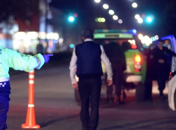 Encerraron en el baño a una pareja de novios de La Plata durante una terrible entradera cuando iban a cenar