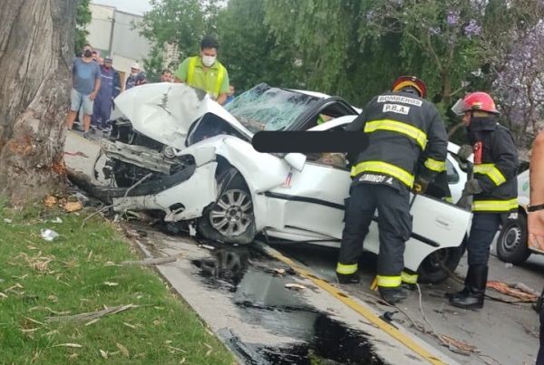 Un trágico choque en La Plata terminó con dos muertos y un herido