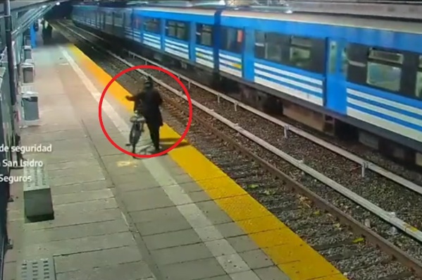Extraño accidente en el Tren Mitre: una joven cayó a las vías con su bicicleta y la secuencia quedó grabada