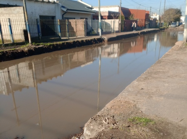 "Una piscina en medio de la calle": Denuncian un desborde de agua en 131 y 79