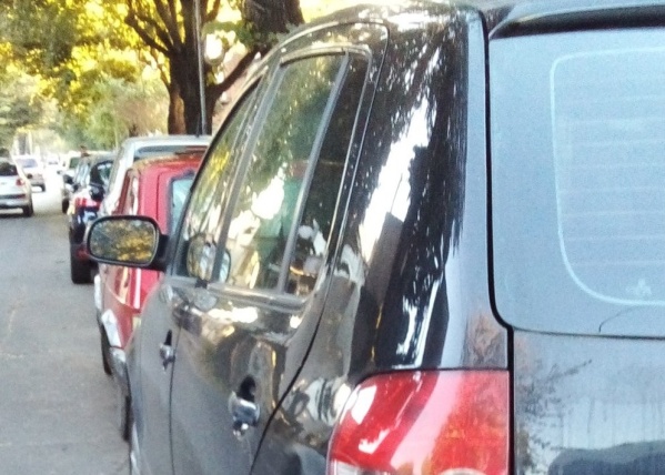 En la zona de la Escuela 42 de La Plata se quejaron por una ola de autos mal estacionados