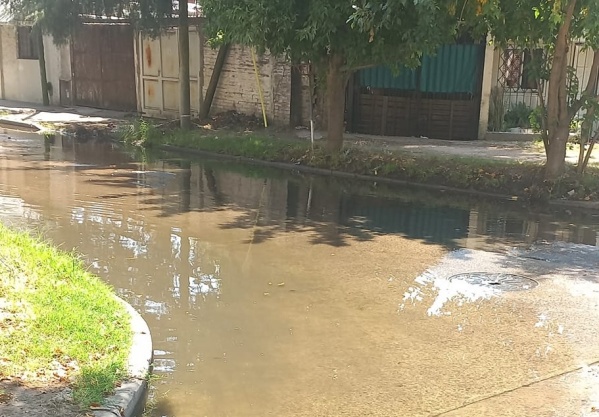 En 140 y 57 se quejaron por una laguna que complica el ingreso de los estudiantes a la escuela San Benjamín