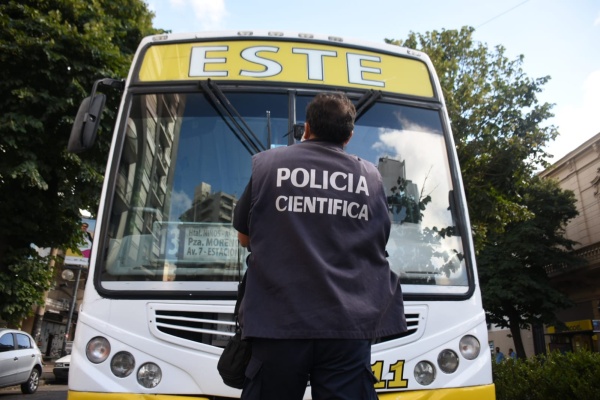 Un micro le cortó tres dedos al chofer de un camión en el centro de La Plata