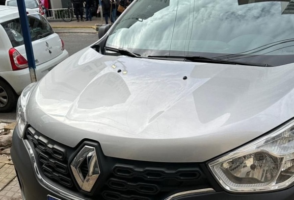 En la zona de 4 y 54 reclamaron por autos mal estacionados: "Es una falta de respeto"