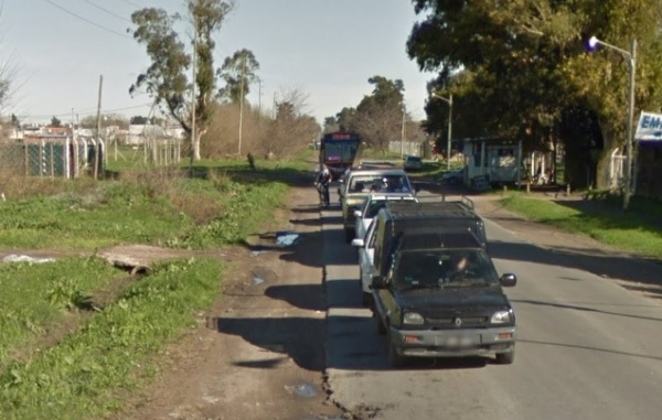 En un tramo de Los Hornos reclamaron por mayor iluminación: "La gente viene por la calle y no la ve"