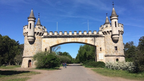 Una joven fue asaltada, secuestrada y abusada en el Parque Pereyra