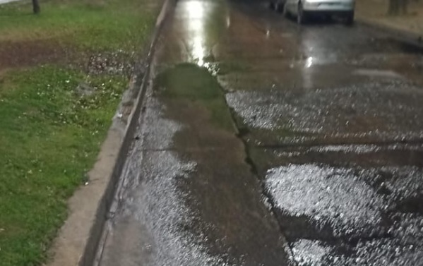En 19 y 57 se quejaron por una creciente pérdida de agua: "Ya se cayó un motociclista"