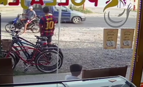 Ladrones abrieron el 2025 con un "regalo" en Los Hornos: aprovecharon un descuido, actuaron y todo quedó registrado