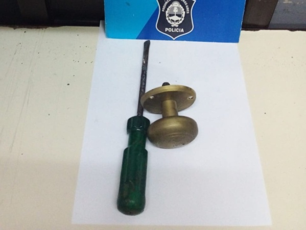 Se meti&oacute; a un edificio de La Plata a robar y lo encontraron con un picaporte en la mano