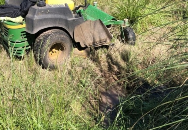 Tenía 22 años, atajaba en un club platense y murió mientras cortaba el pasto: "El tractor lo pasó por arriba y no pudo salir"