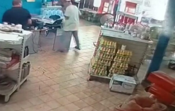 Fue con el auto de su papá a robar una estación de servicio en Los Hornos y ahora está prófugo