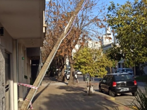 En 14 y 36 reclamaron por un poste inclinado que solo tiene una faja de seguridad