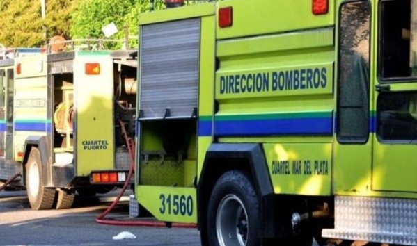 Rescataron a una conductora que había quedado atrapada dentro de su vehículo tras un fuerte choque en avenida 31