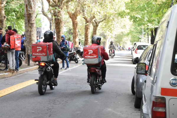 Quieren subir un 50% las multas a repartidores de aplicaciones en La Plata y declarar la emergencia en seguridad vial