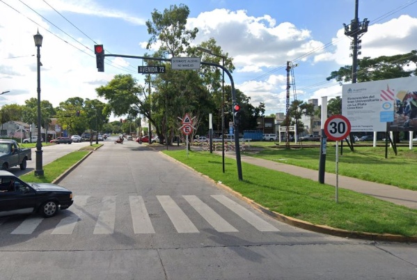 Un automovilista quedó debajo de un colectivo tras un choque en 13 y 72