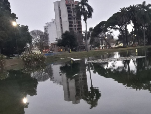 El agua desbordada en el Parque Saavedra genera indignación en La Plata