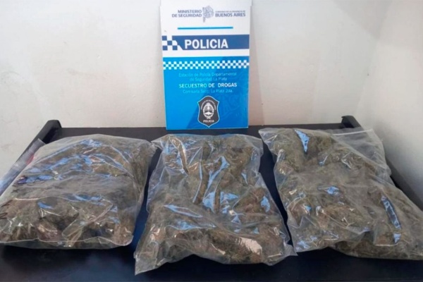 Atraparon a dos remiseros narcos en La Plata: se pusieron nerviosos y "avivaron" a la Policía