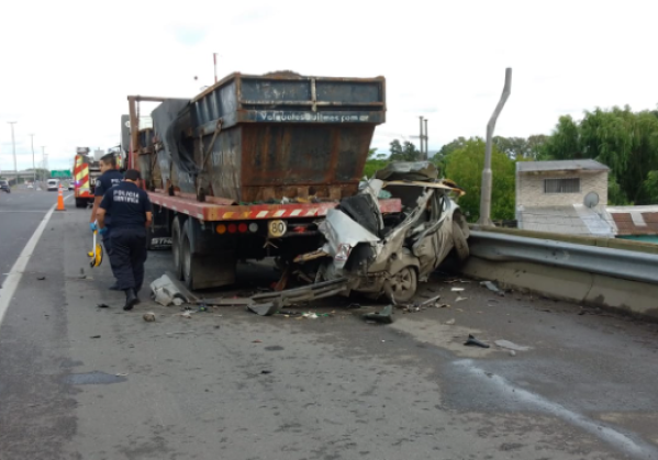 Choque fatal en la Autopista Buenos Aires-La Plata entre un vehículo y un camión: el conductor del auto falleció