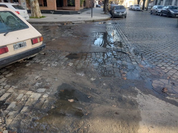 En 9 y 42 reclamaron por una pérdida de agua que genera una "laguna" y roturas