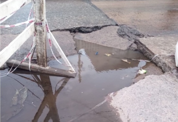 Vecinos reclaman por un impresionante bache en 71 y 23