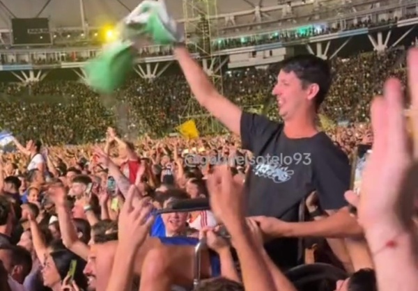 En silla de ruedas y en medio de una multitud cantó a todo pulmón los clásicos de Los Piojos y se volvió viral
