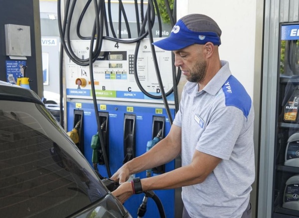YPF y Axion siguieron a Shell y subieron un 37% el precio de sus combustibles