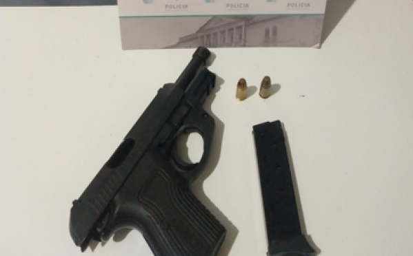 Intentaron detenerlo en un control en City Bell, huy&oacute; y lo encontraron armado y con drogas