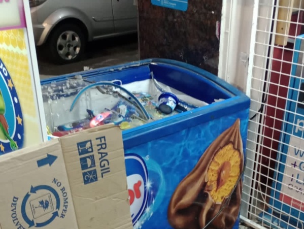 Un platense en situación de calle rompió la vidriera y atacó un freezer con helados en un kiosco de 8 y 48