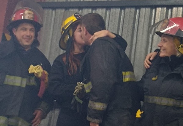 Se conocieron en un supermercado, la agregó a las redes y le propuso matrimonio en el destacamento de Bomberos de la región