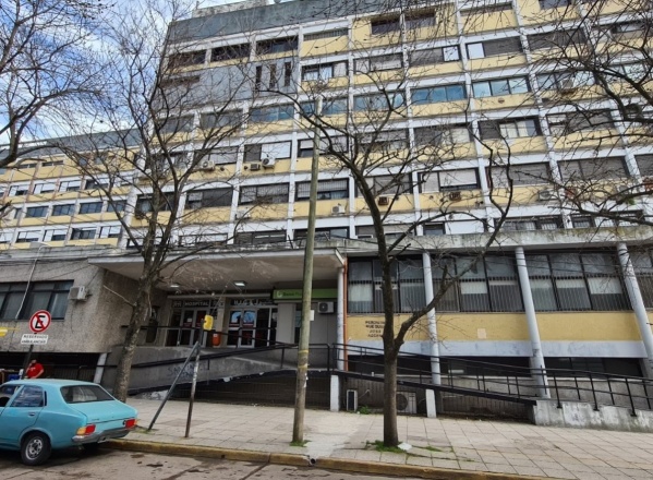 Un hombre se arrojó de un quinto piso del Hospital Rossi de La Plata y murió