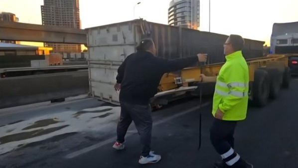 Un camión volcó con 27 toneladas de pollo congelado en la Autopista Buenos Aires-La Plata y hay un solo carril habilitado