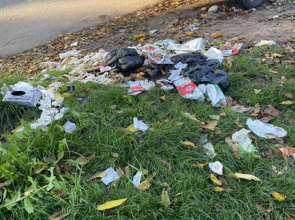 En City Bell estallaron por una vereda con basura arrojada por un restaurante