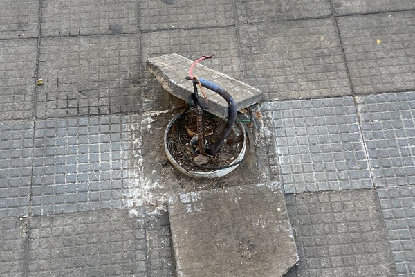 Vecinos de la zona de Plaza Moreno reclaman por cables sueltos: "Es un peligro"
