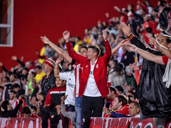 Histórica movilización: así se vive la fiesta Pincha en Santiago a poco de la final 