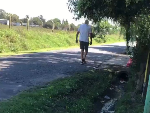 Un taxista de La Plata agredió "sin motivos" a dos menores, fue filmado y será denunciado: el video