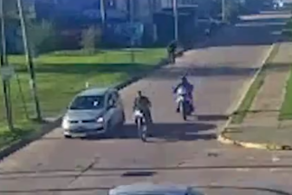 Persecución, choque y captura de un motociclista en La Plata
