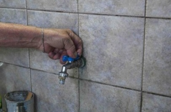 En 69 bis y 159 llevan casi una semana sin agua por la rotura de un caño