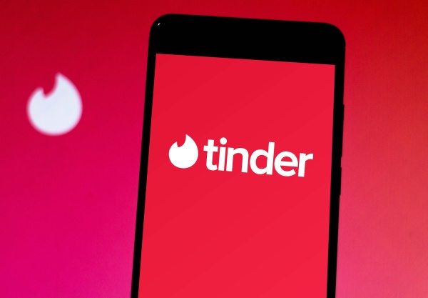 Usuarios de Tinder podrán consultar los "antecedentes criminales" de sus citas