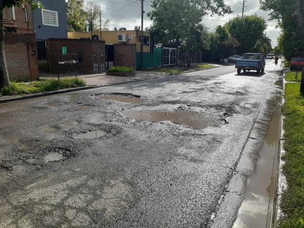 En una cuadra de City Bell reclamaron por los importantes baches