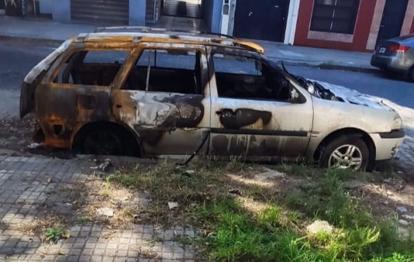 Vecinos de Plaza España reclamaron por un auto incendiado y abandonado que nadie retira